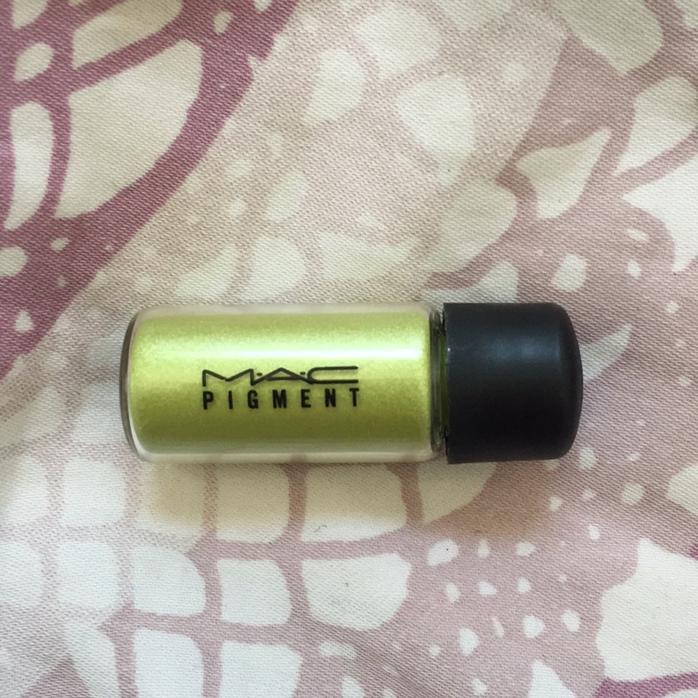 FREE Mac Loose Eyeshadow Pigment